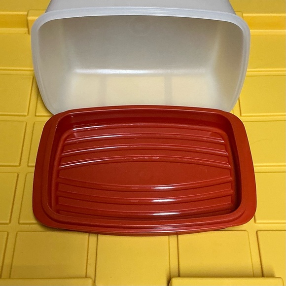 Tupperware Large Red & White Plastic Food Storage Container with Snap Lid - Picture 4 of 6